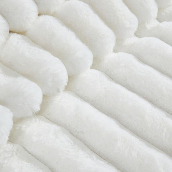 Sieno 4pc King Comforter Set, White Faux Fur and Micro Mink Backing
