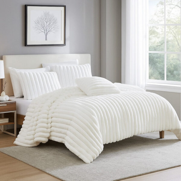 Sieno 4pc King Comforter Set, White Faux Fur and Micro Mink Backing