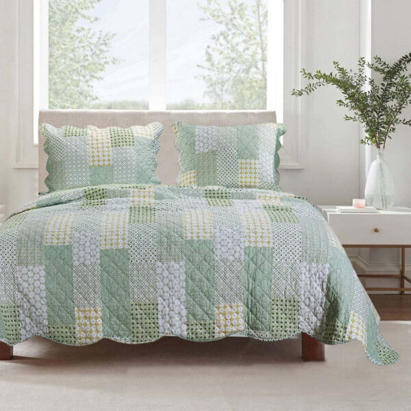 Reversible Fabric Queen Size Quilt Set with Geometric Pattern Motifs,Green