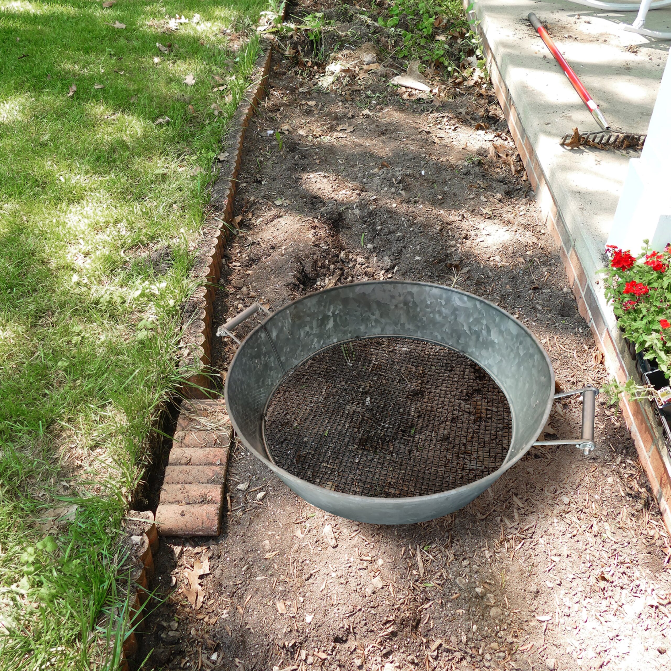 Round Galvanized Steel Compost Sifter with Wire Mesh Design Base, Antique Silver